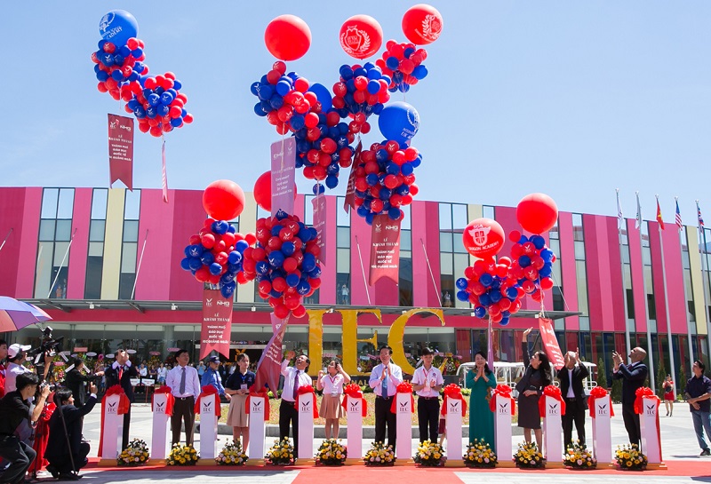 thả bong bóng trong lễ khánh thành