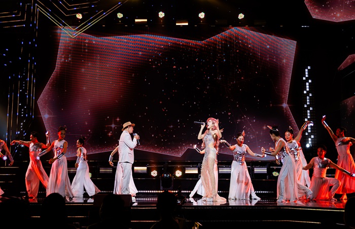 Chủ đề tiệc tất niên mô phỏng cuộc thi tài năng