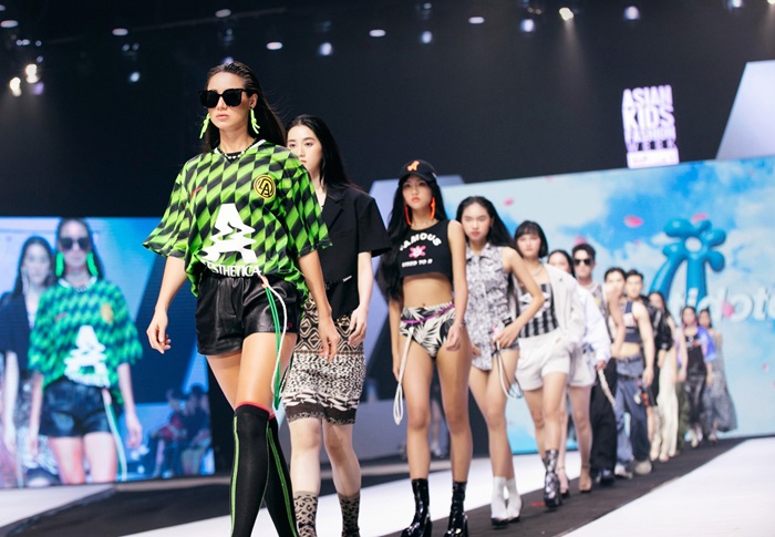 Người Mẫu Biểu Diễn Thời Trang