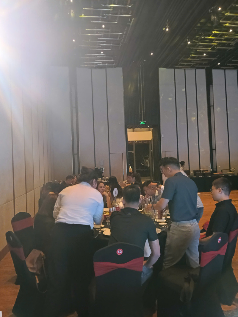 Các đối tác O-Tech dùng tiệc thân mật 