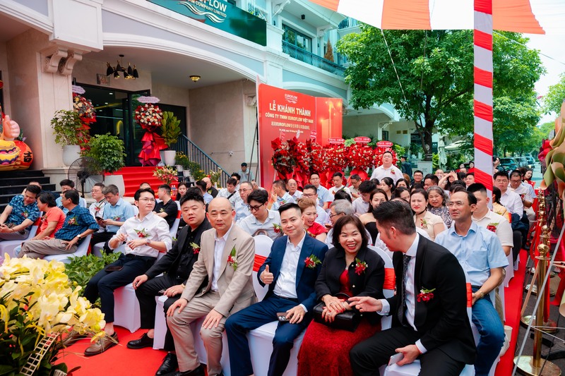 Múa lân khai mạc mang lại may mắn và thịnh vượng