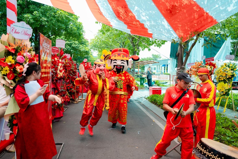 Múa lân khai mạc mang lại may mắn và thịnh vượng