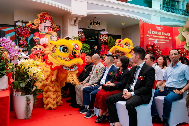 Múa lân khai mạc mang lại may mắn và thịnh vượng