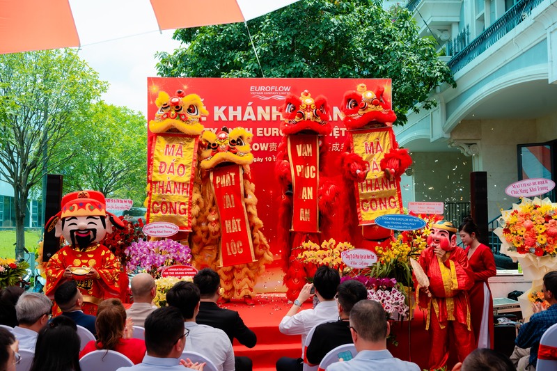 Múa lân khai mạc mang lại may mắn và thịnh vượng