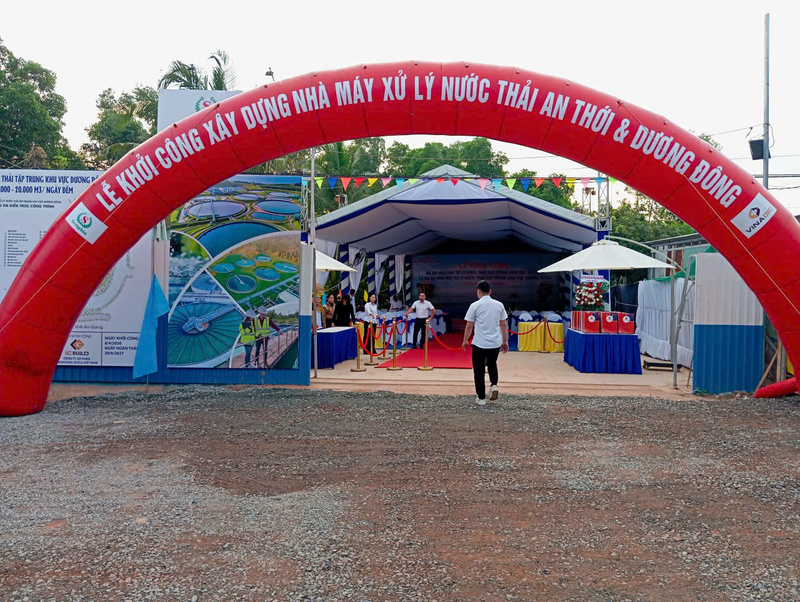 Cổng chào trang trọng chào đón khách