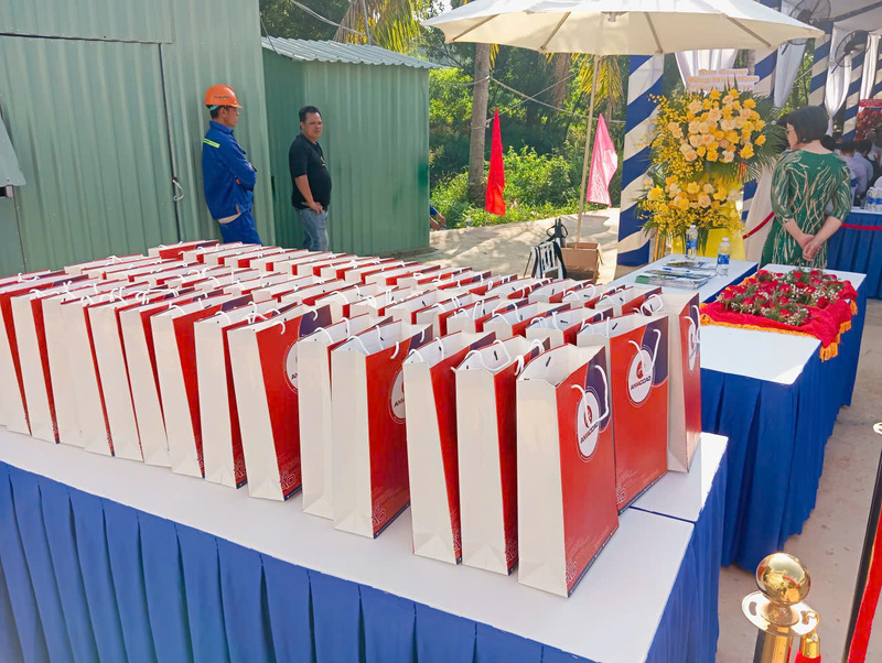 Các túi quà tặng mang logo AMACCAO