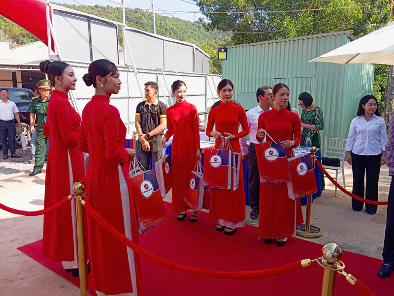 Đội ngũ PG trong tà áo dài đỏ truyền thống