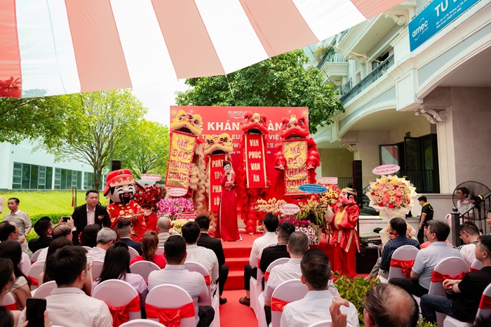 Tự dẫn chương trình khai trương có ổn không? Những rủi ro thường gặp