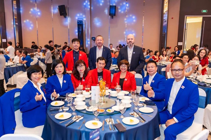 thuê vs tự tổ chức khai trương