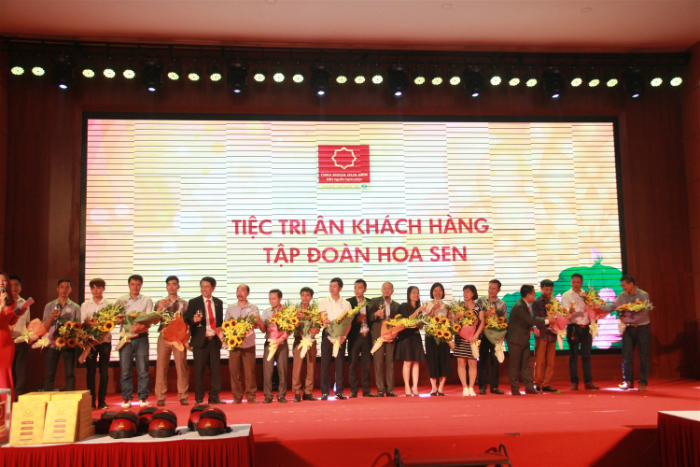 Backdrop gala dinner hiện đại tối giản