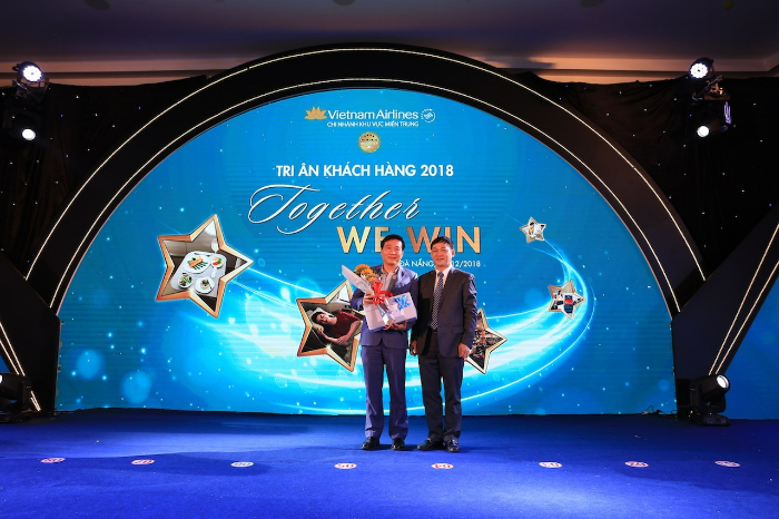 Backdrop kết hợp màn hình LED và hiệu ứng ánh sáng động