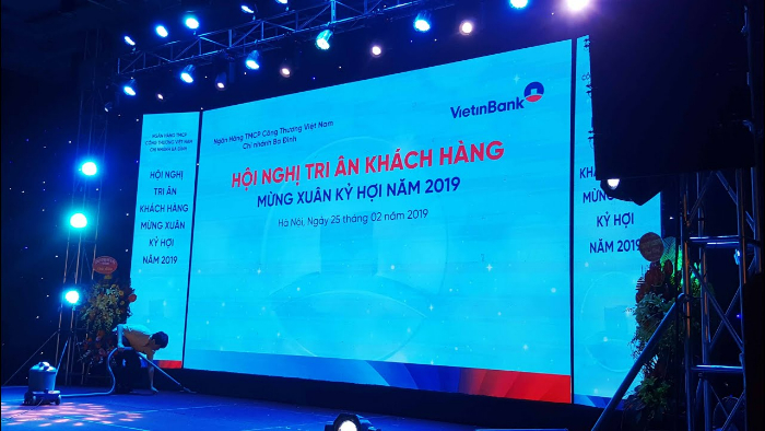 Backdrop kết hợp màn hình LED và hiệu ứng ánh sáng động