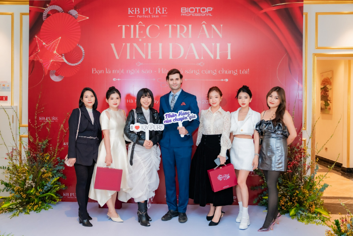 Backdrop chụp ảnh (Photo Booth) tương tác độc đáo cho khách mời