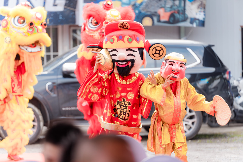 Đón khách và khởi động chương trình