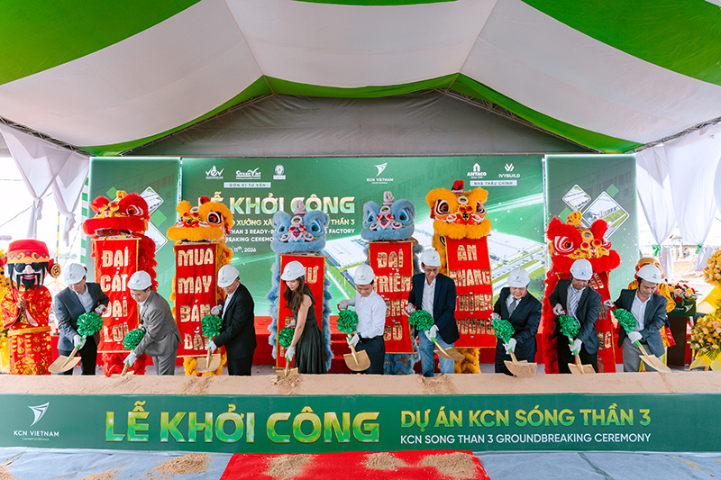 Nghi thức xúc cát xác lập cột mốc khởi công nhà xưởng