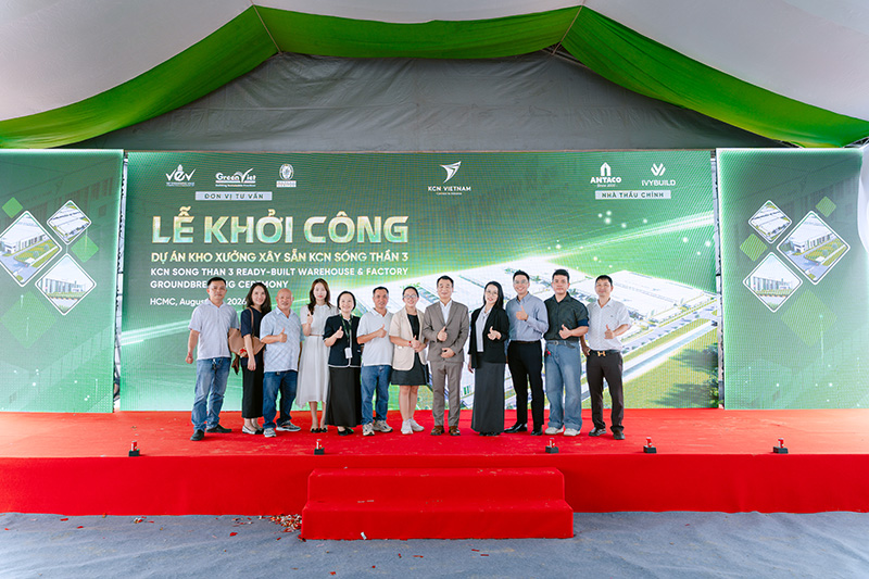 Khoảnh khắc lưu niệm sau nghi thức khởi công nhà xưởng