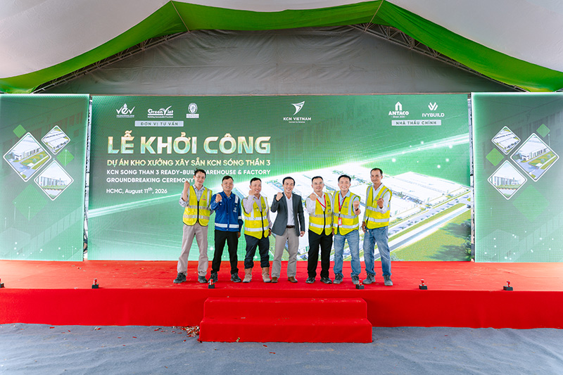 Khoảnh khắc lưu niệm sau nghi thức khởi công nhà xưởng