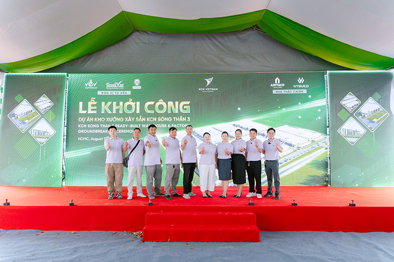 Khoảnh khắc lưu niệm sau nghi thức khởi công nhà xưởng