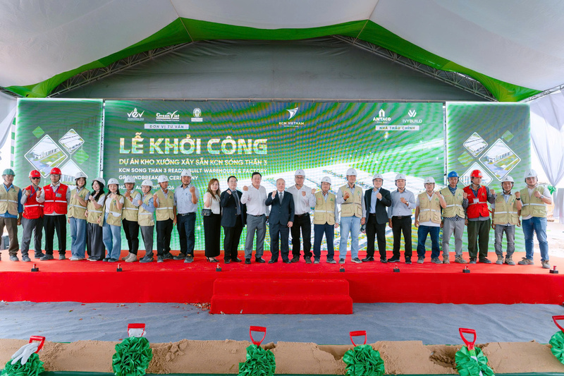 Khoảnh khắc lưu niệm sau nghi thức khởi công nhà xưởng