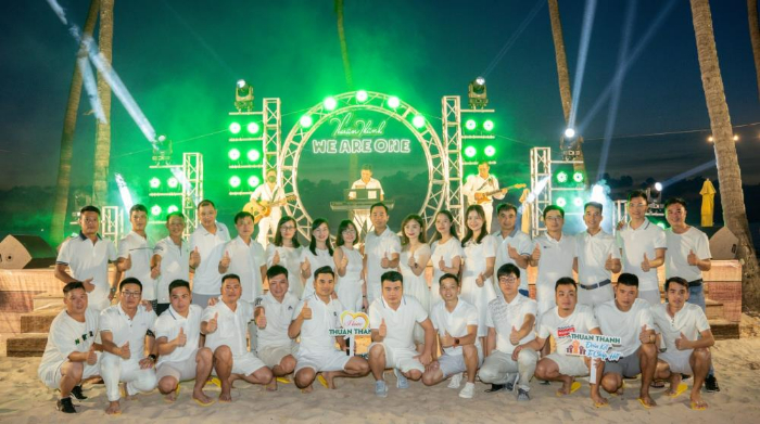 Gala dinner mặc gì cho đẹp và lịch sự? 3 nguyên tắc "vàng" cần nhớ