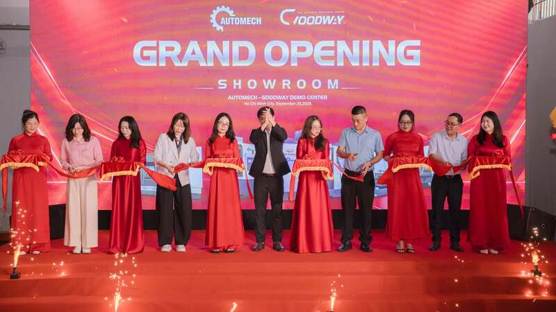 Nghi thức cắt băng khai trương và tham quan thực tế